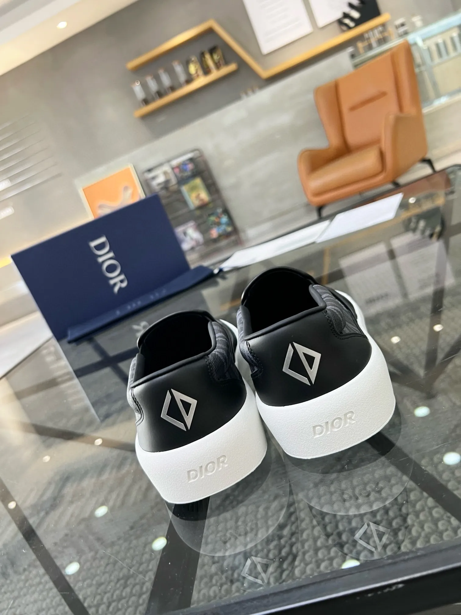 Factory price: 380💰D 🔍Top purchasing agent🇮🇹 Dior's super popular sneakers, popular sneakers, new products are synchronized with the counters. The uppers are imported cowhide from Italy. It is perfectly reproduced with complex craftsmanship that is a must-have for fashionistas. Imported soft water-dyed cowhide lining and foot pads Sole: The original sole is specially provided by the original factory, the exclusive movable molded sole is super comfortable, the original factory follows the order, 🔍🔍high quality, you can enter and exit the counter at will, welcome to compare, the code number is 39-44 (38 45 can be ordered)